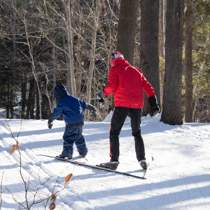 professeur de ski avec un enfant Les Sentiers de la Balade de Lévis
