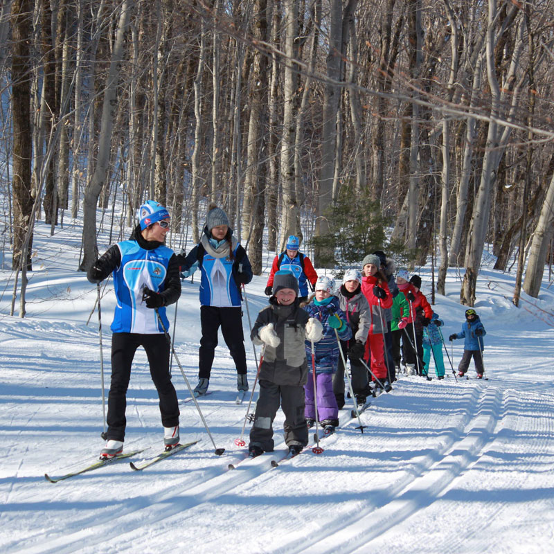 groupe d'enfants en ski avec un éducateur Les Sentiers de la Balade de Lévis